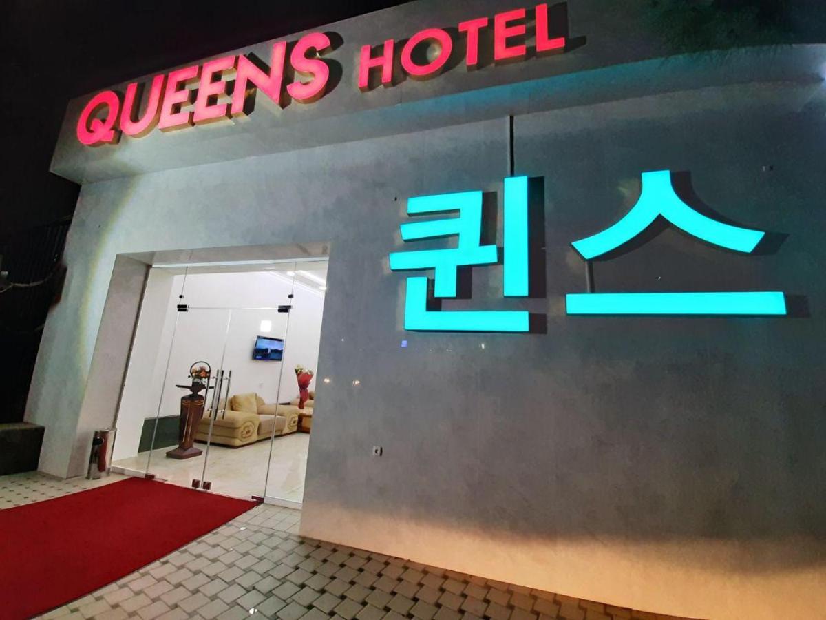 Photo 11 — Queens Hotel