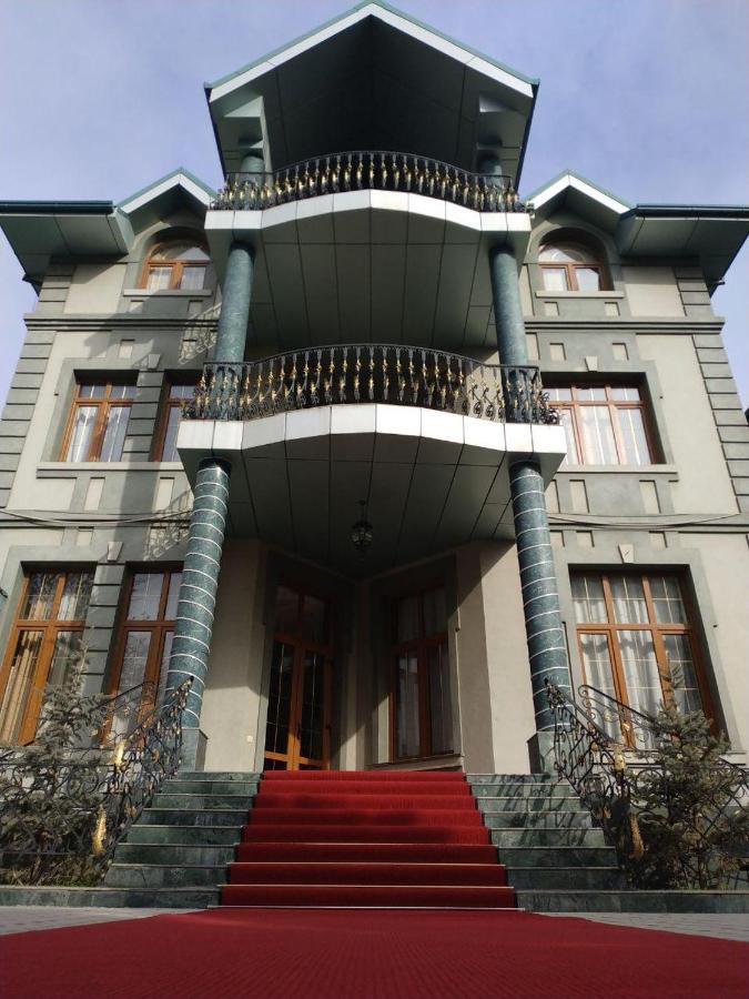 Photo 2 — Queens Hotel