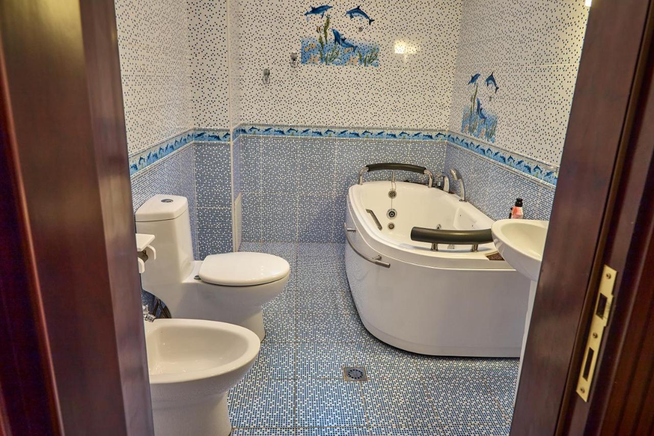 Photo 3 — Queens Hotel